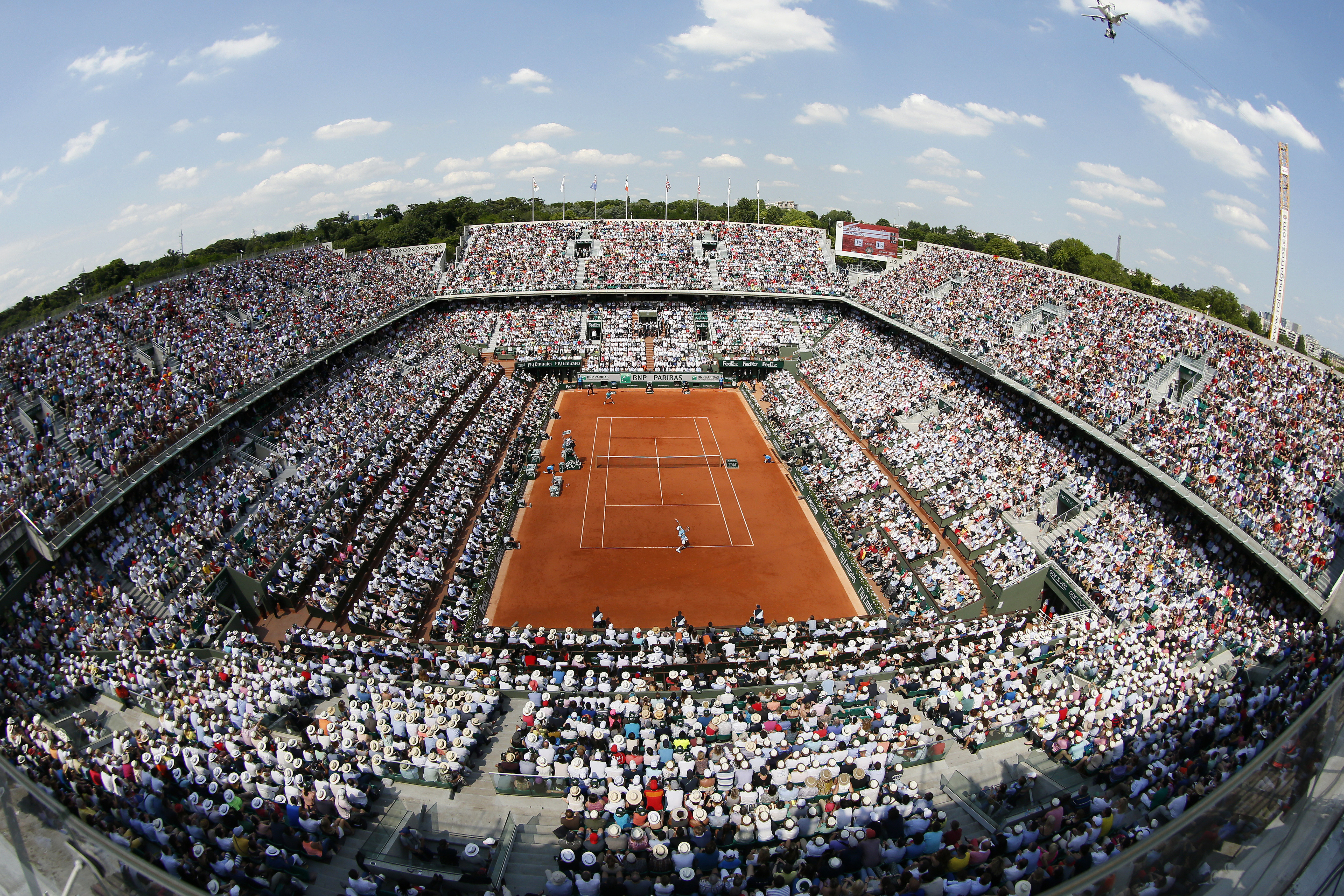 7772484649_le-cour-central-de-roland-garros-etait-plein-a-craquer-pour-la-finale-du-tournpoi-opposant-nadal-a-djokovic-dimanche-8-juin-2014
